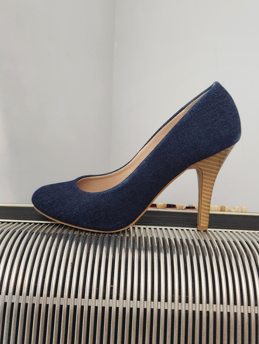 KELLY & KATIE BLUE DENIM ROUNDED TOE HEELS SIZE 7.5